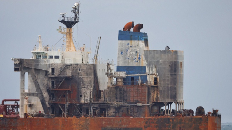 Опитват да възстановят електрозахранването на танкера 