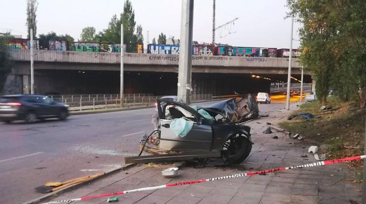 Тежка катастрофа в София, кола е разполовена след удар в стълб