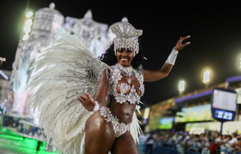 Карнавалът в Рио се завърна с пищни танци