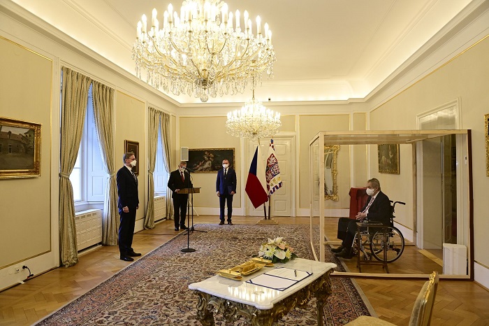 Президентът на Чехия назначи новия премиер от плексигласова кабина
