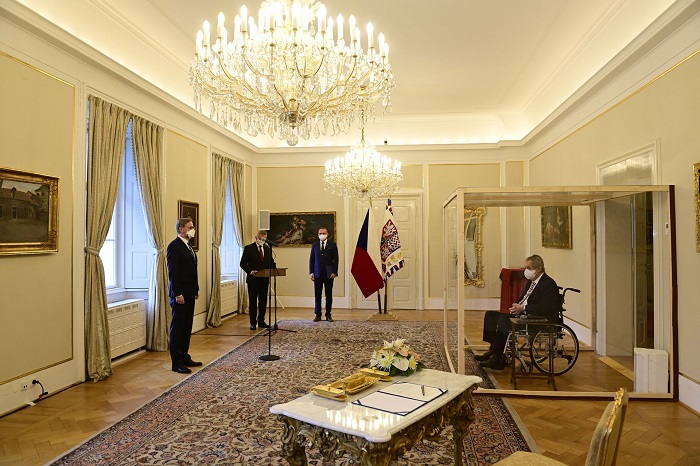 Президентът на Чехия назначи новия премиер от плексигласова кабина
