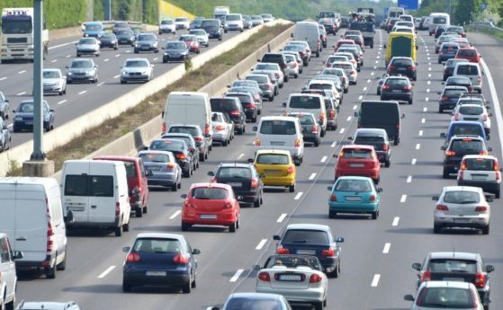 ЕП смекчи и отложи за 2025 г. ограниченията за колите с вътрешно горене