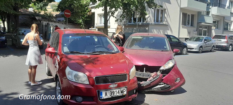 Две блондинки катастрофираха на ул. "Шейново” в Бургас
