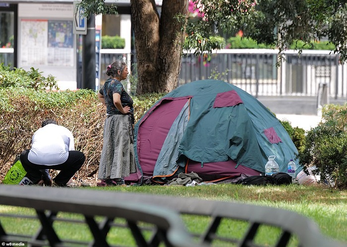 Мургави „мигранти“ опънаха палатки срещу петзвездния Хилтън в Лондон