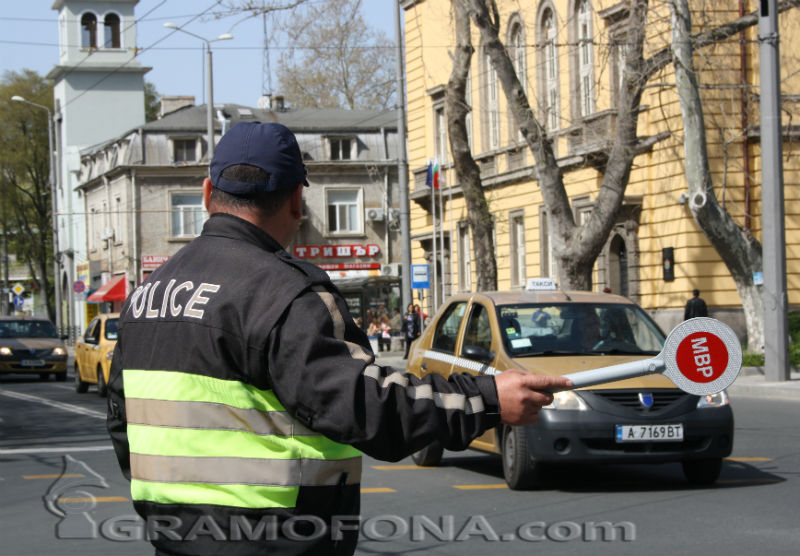 Свалят на пътя табелите на колата  и след 2 бири