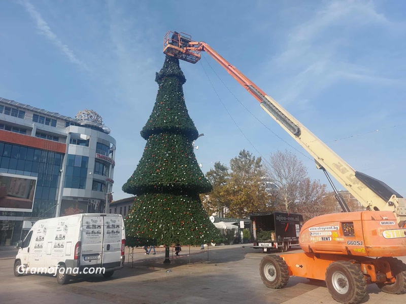 Започна украсяването на елхата в Бургас