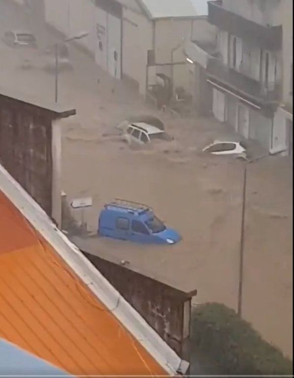 Буря наводни Корсика, коли плават по улиците