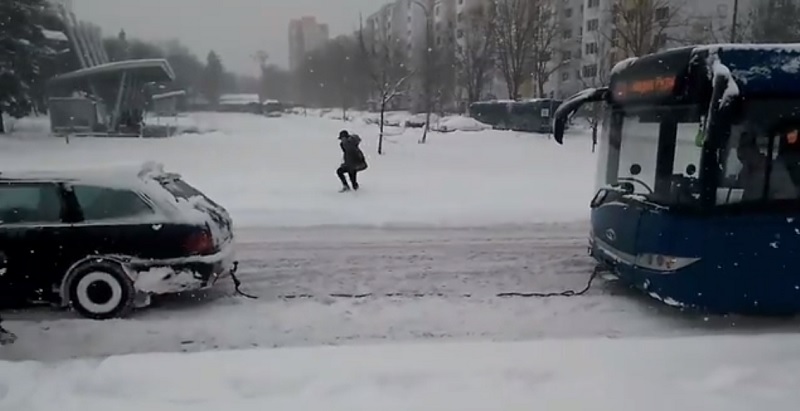 От сутринта: Бургаски шофьори теглят закъсали автобуси и тролеи