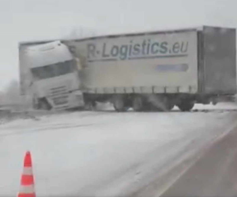 Камион с влекач се завъртя на магистрала Тракия