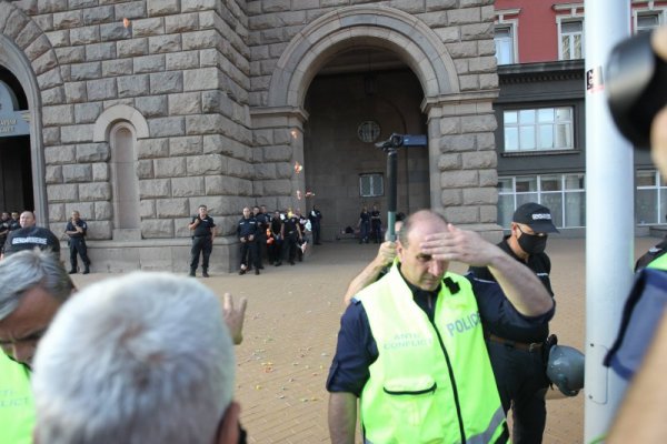 Протестиращи хвърляха семки към сградата на МС, президентът  слезе при тях