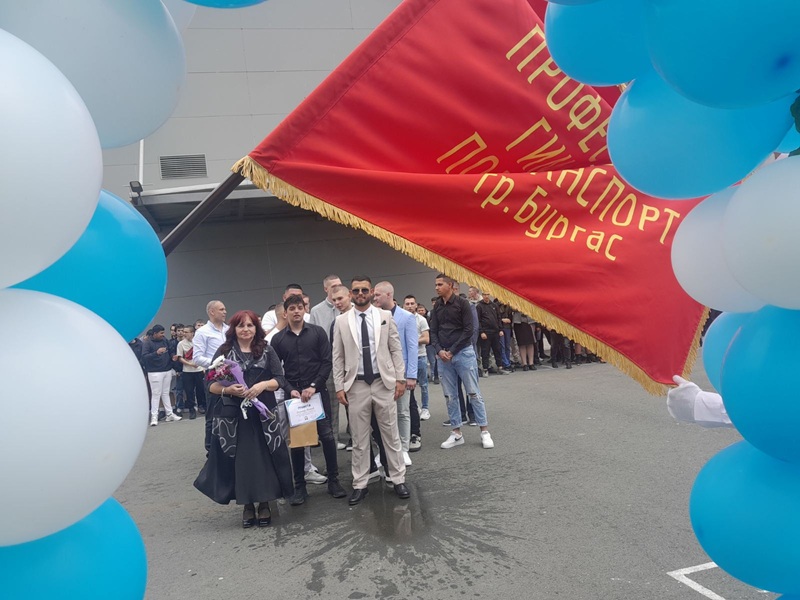 С гайди, шампанско и много настроение Професионална гимназия по транспорт изпрати Випуск 2025