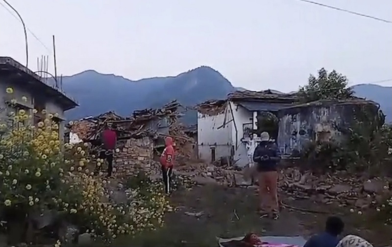 Силно земетресение в Непал погуби над 100 души