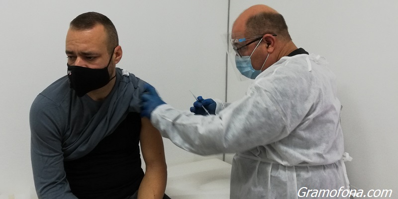150 медици от Бургаско са ваксинирани в първия ден, желаещите повече от наличните дози