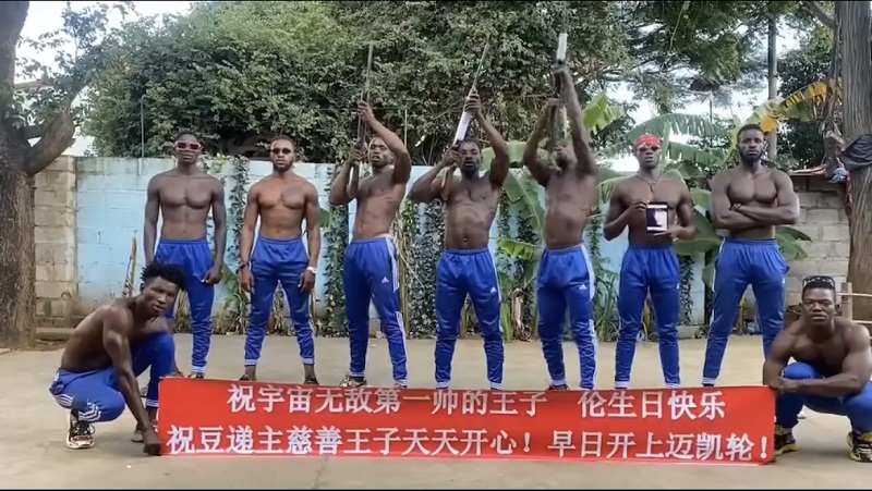 Пандемични поздрави от африкански воини и тайландски травестити са последния хит в Шанхай