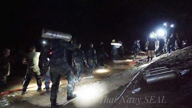 Първите две момчета от блокираните в пещера в Тайланд излязоха невредими