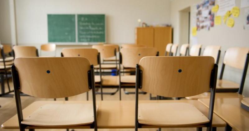 МОН: Учениците няма да се връщат в класните стаи, завършват дистанционно