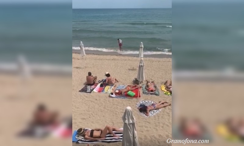 Туристи пълнят плажовете в Несебър