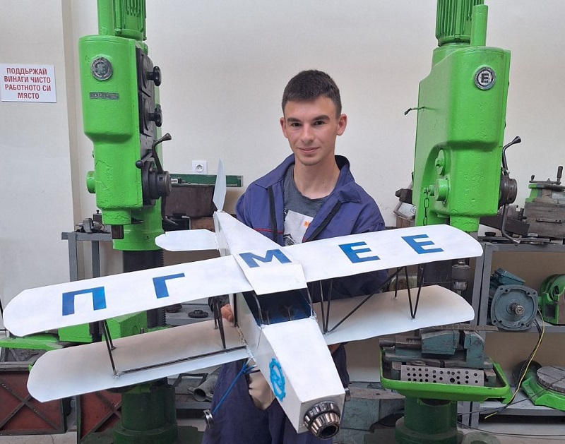 По пътя на мечтата: Георги, който иска да ремонтира самолети в Бургас