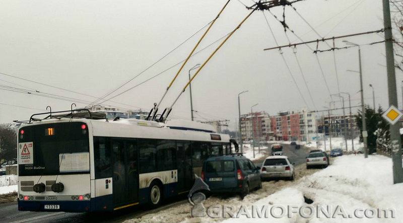 Безотговорни шофьори от дни блокират лентата на тролеите в Меден рудник