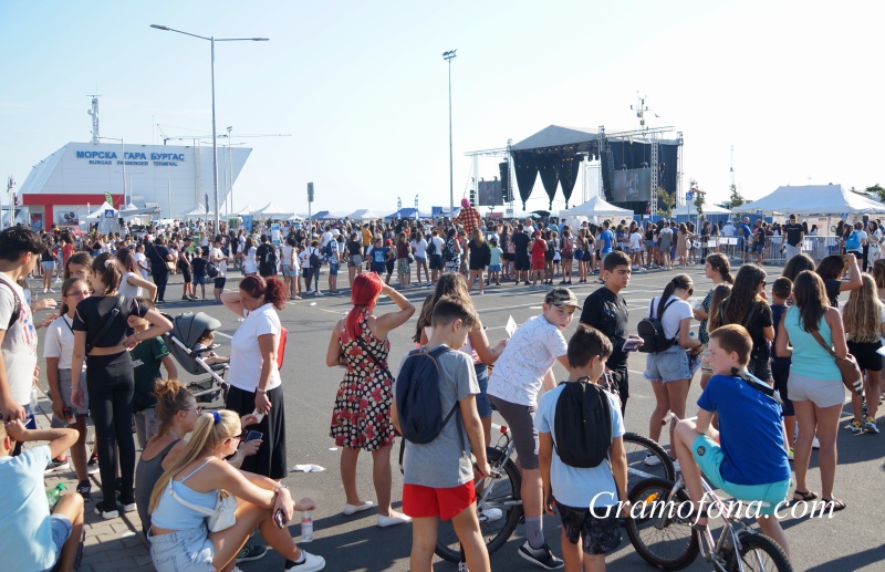 Огромни опашки на Морската гара, звезди раздават автографи