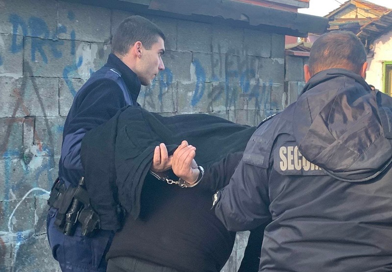 17 задържани при спецакция в Бургас