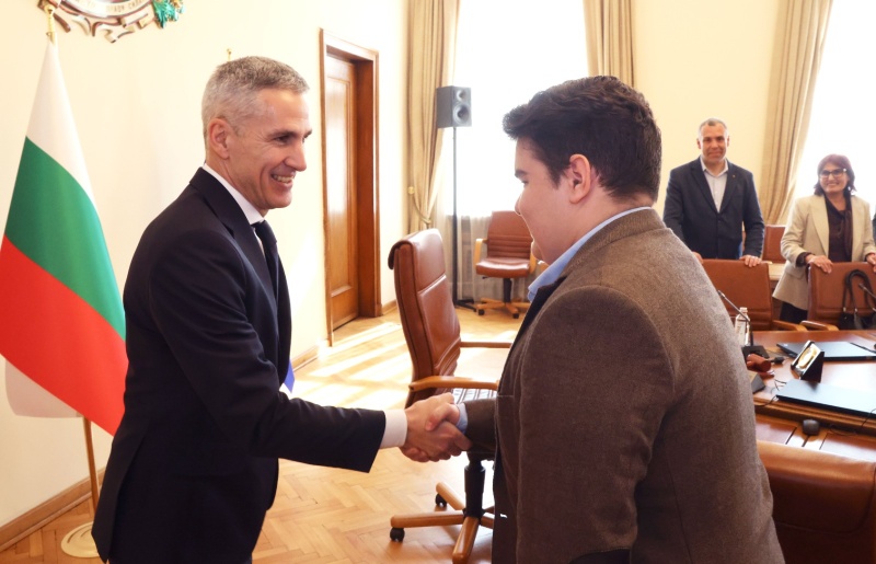 Бургаски ученици на гости при премиера Гюров и Бербатов