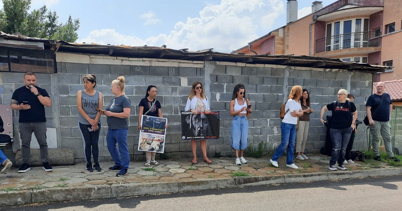 Протест пред дома на мъжа в Българово, влачил куче с автомобила си