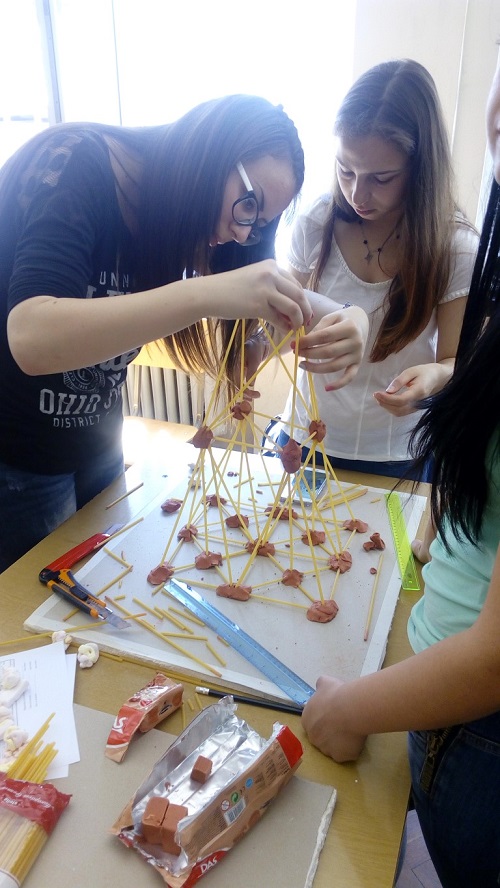 Бургаски ученици строиха кули от спагети