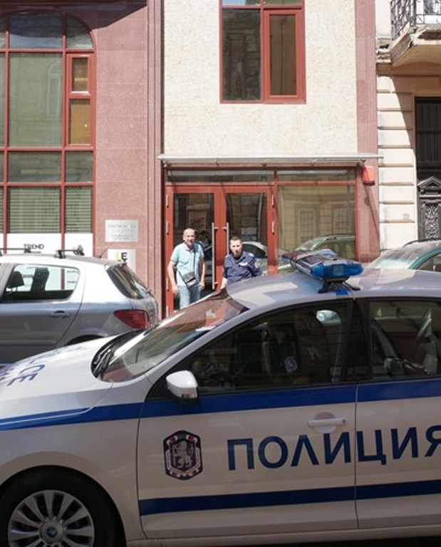 Сигнали за бомби в две летища и медии