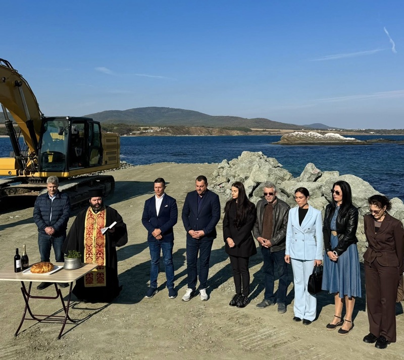 Започна дълго чаканото брегоукрепване на плажа в Ахтопол