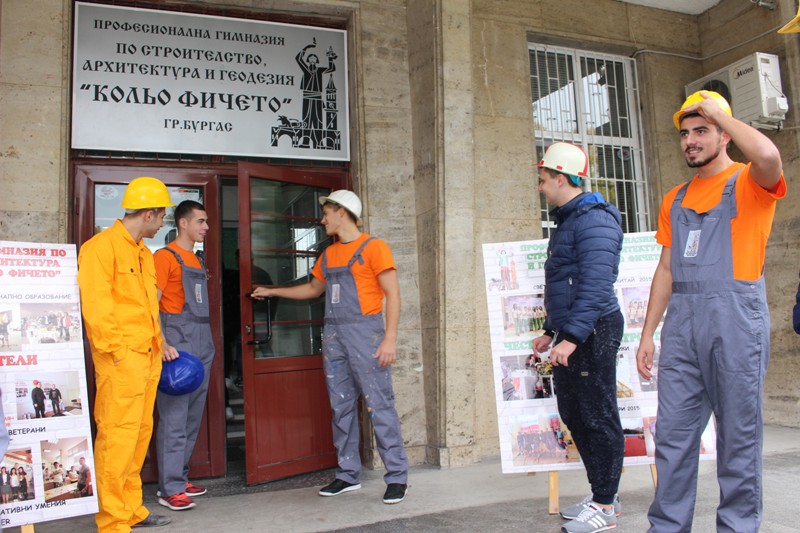 В Строителния сложиха майсторски униформи за празника си