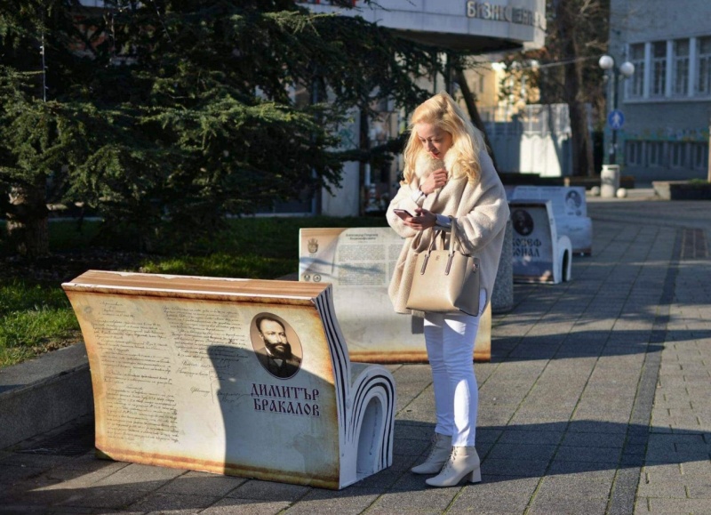 Пейки като книги с USB портове поставиха на площад „Св. св. Кирил и Методий“