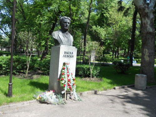 Утре поднасяме венци пред паметника на Левски