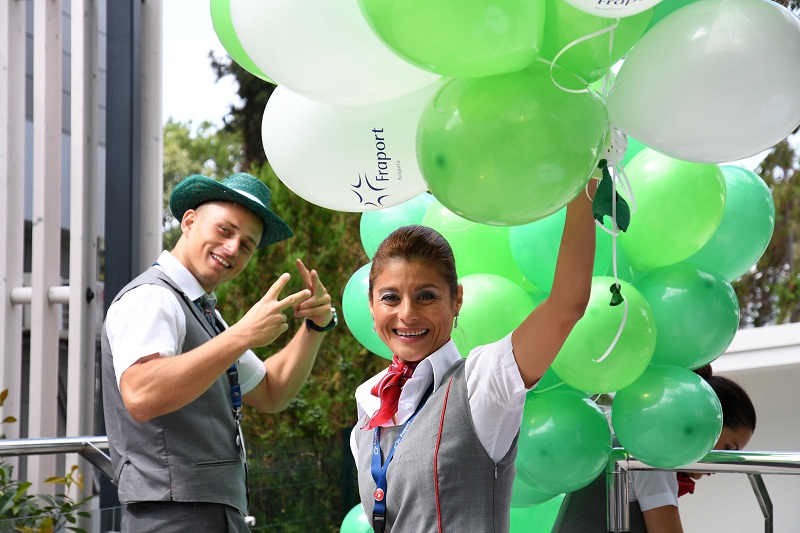 С ирландско зелени детелини посрещнаха двумилионния пътник на летище Бургас