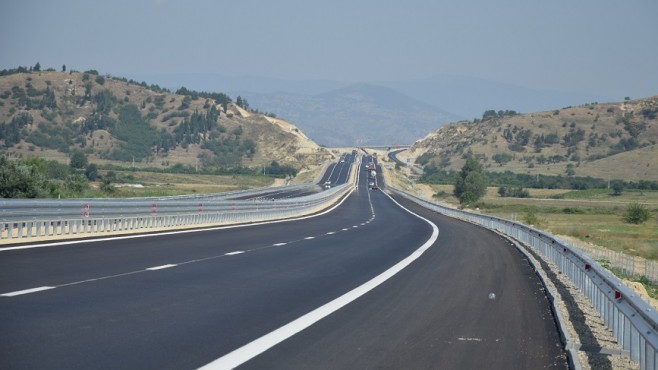 Македония вече строи магистралата към българската граница