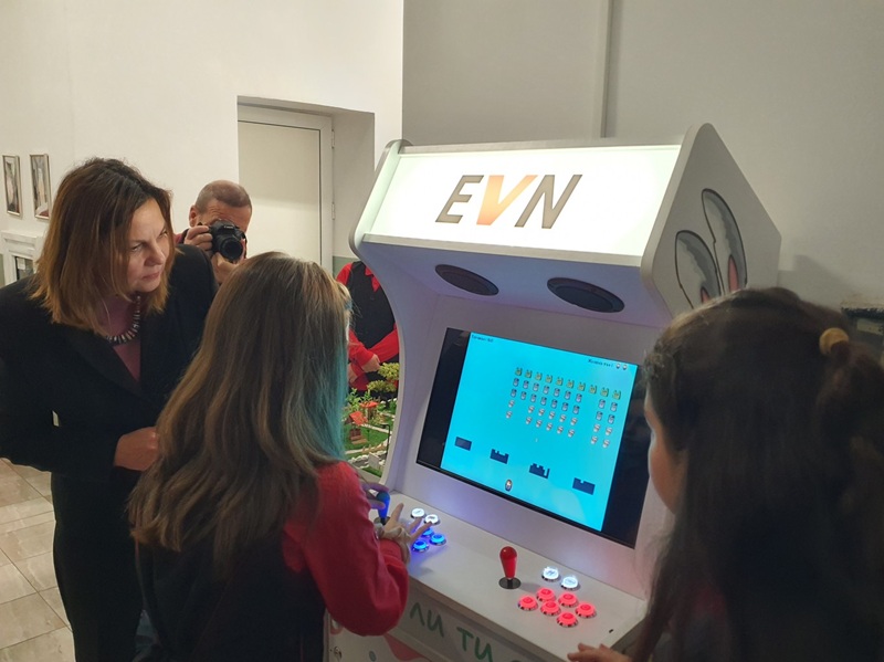 ЕVN България дари аркадна конзола с образователни игри на ОУ „Любен Каравелов“ Бургас