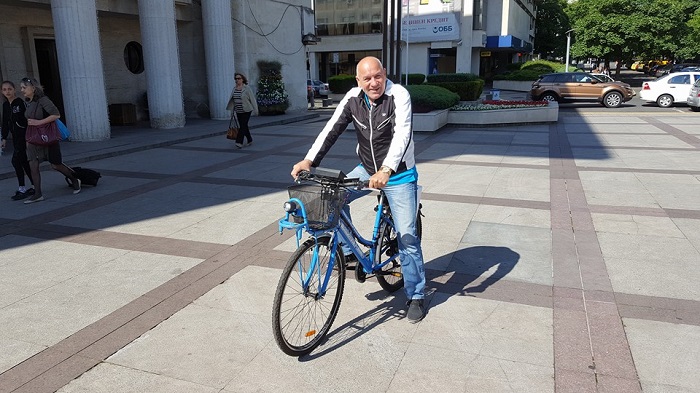 Шефът на местния парламент навъртя 12  километра с колело за ден
