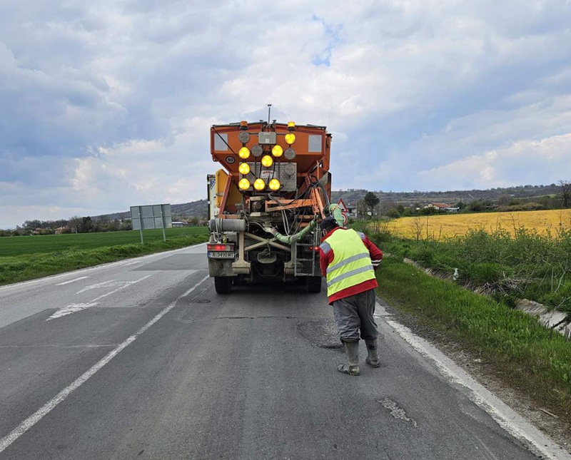 Продължават текущите ремонти на път II-73 в участъка Карнобат - Лозарево