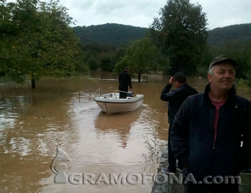 Част от Кости под вода, тръгнаха с лодки по улиците