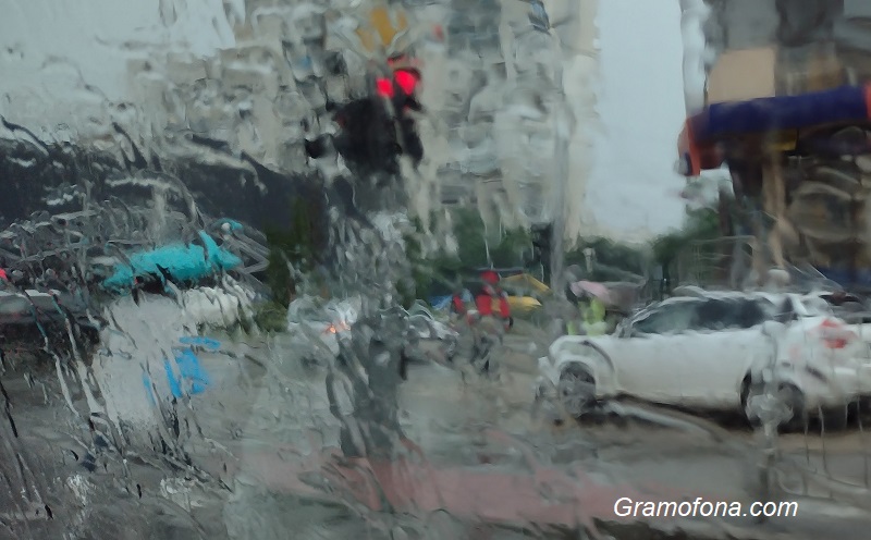 Облачно и дъждовно време и днес