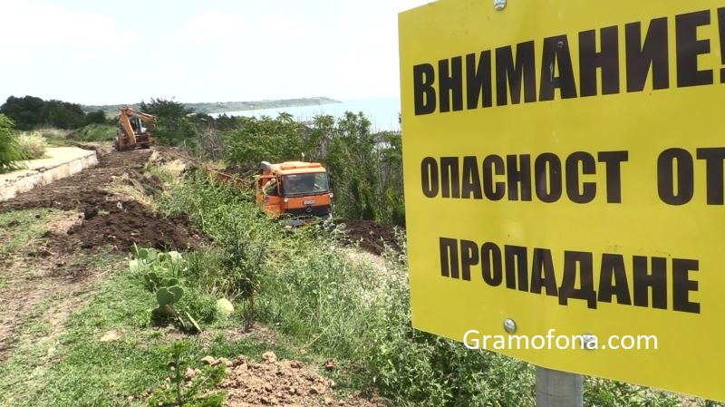 Регионалният министър отговори докъде е стигнало укрепването на свлачищата в Сарафово, Царево и Ахтопол