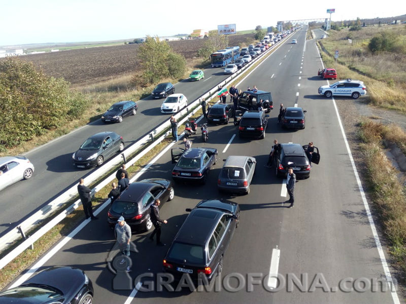 Шофьори затвориха пътя от Ветрен за Бургас