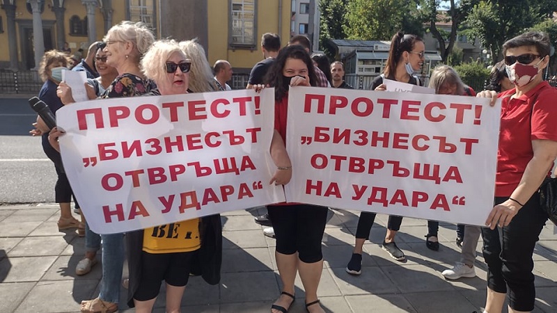 Мощен протест в Бургас срещу неясните здравни мерки, организаторите не искат никакви политици край тях