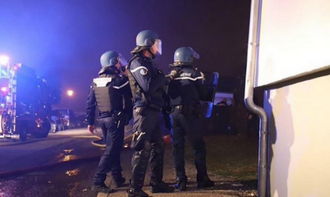 Мъж застреля трима полицаи в Централна Франция