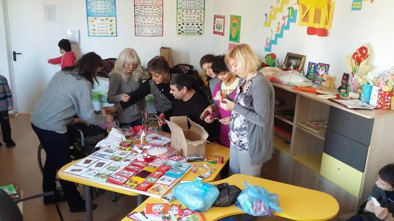 Децата от ЦНСТ – Поморие откриха благотворителна изложба-базар