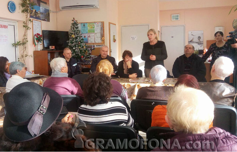 Изгревски баби за ало измамниците: Все капитани и майори от Първо районно ни се обаждат