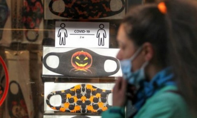 Изобретиха маска, издаваща дали носителят й е с коронавирус