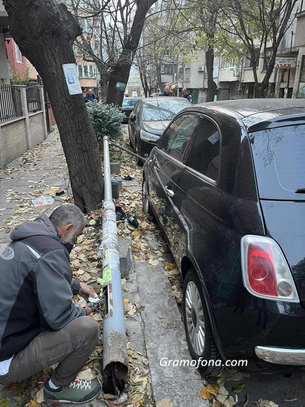 Два големи електрически стълба паднаха в Бургас