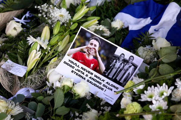 Опечалените звезди на Ливърпул отдават последна почит на Диого Жота