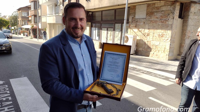 Иван Гайков получи символите на Община Приморско от стария кмет